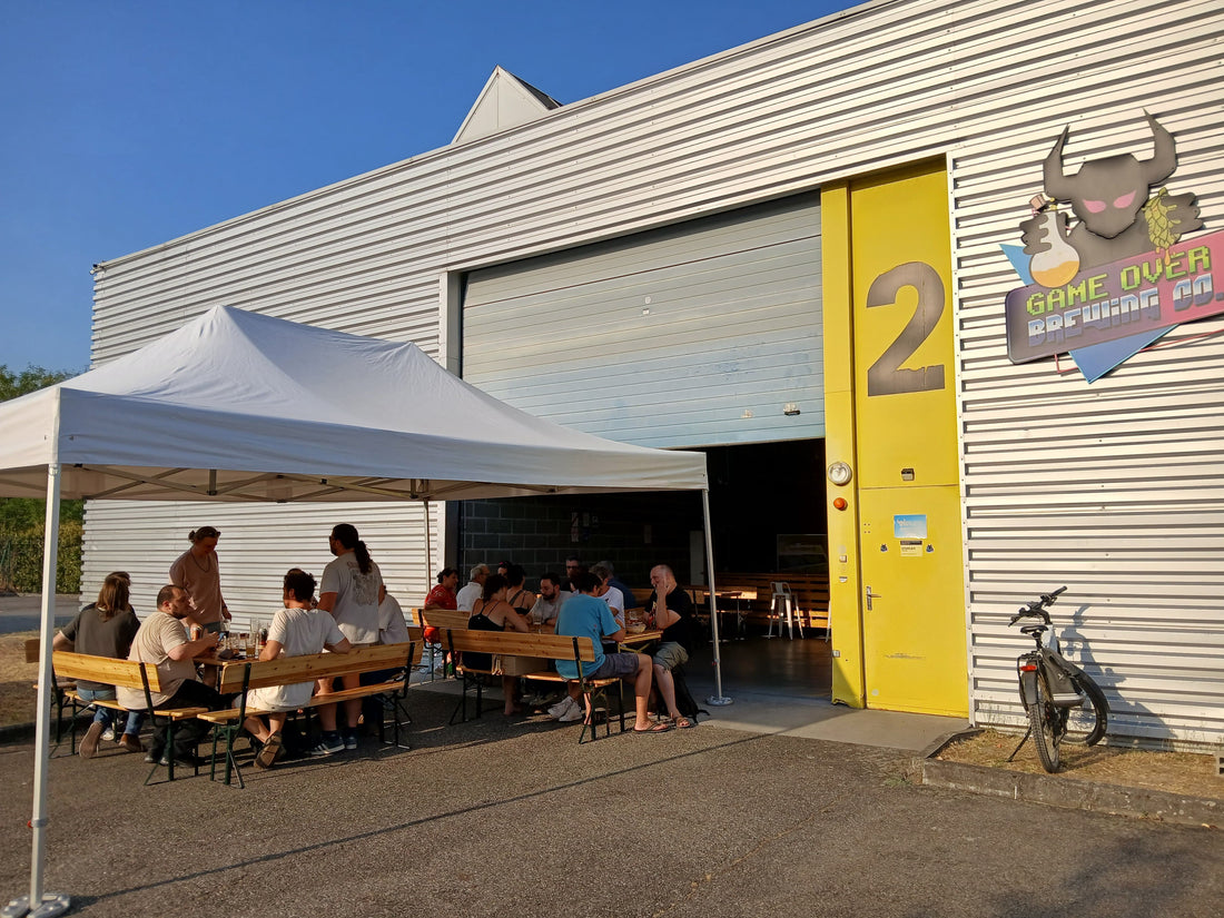 La terrasse de la Tap Room devant l’entrepôt 2 de Game Over Brewing, chemin de la Glacière à Toulouse