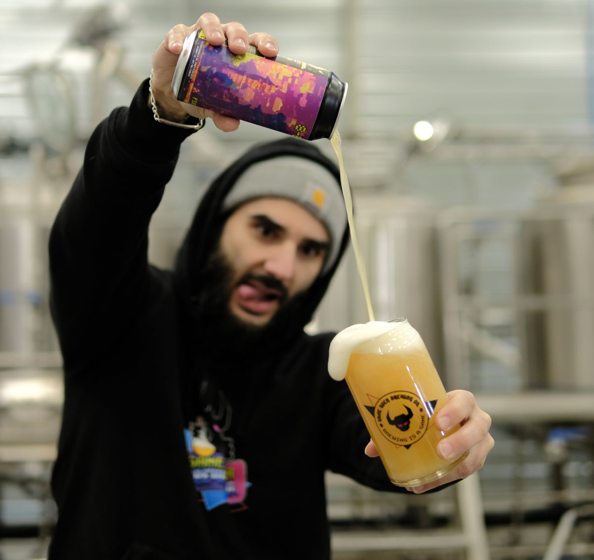 Romain sert une bière Game Over Brewing
