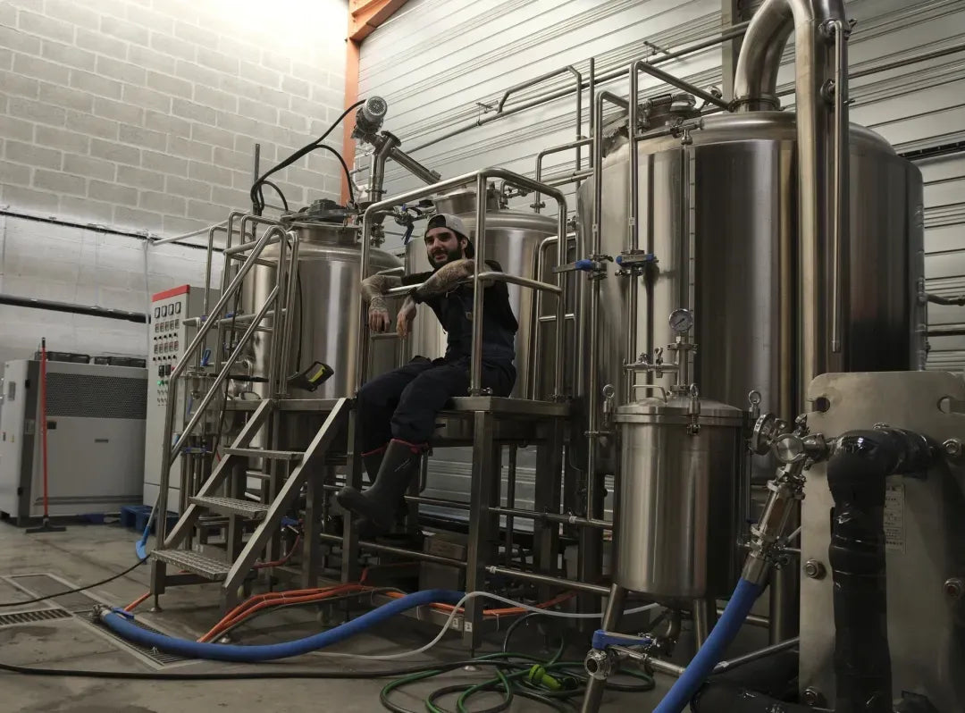Romain, fondateur de Game Over Brewing, sur la salle de brassage à Toulouse