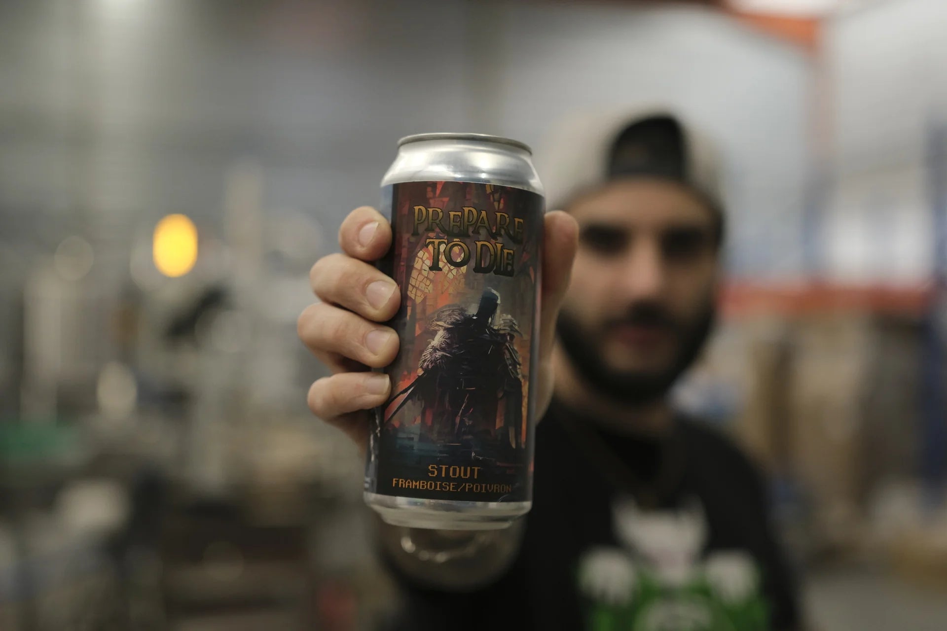 Une canette de bière Game Over Brewing tendue vers l'objectif, dans l'entrepôt de la brasserie à Toulouse